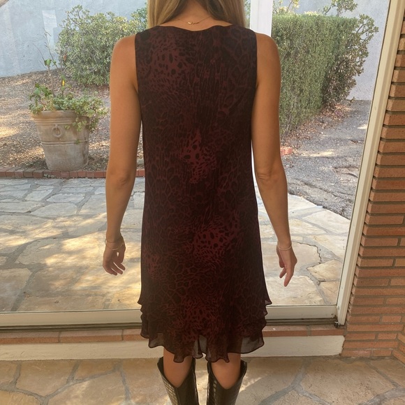 Sleeveless burgundy animal print flowy ruffled midi shift dress - Picture 4 of 4